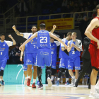 Los jugadores del San Pablo festejan el triunfo-ACB Photo / E. Cobos