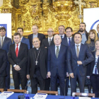 Foto de familia de los representantes de las distintas mesas de trabajo para el VIII Centenario de la Catedral de Burgos, ayer en la capilla de Santa Tecla.-SANTI OTERO