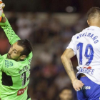 Diego López para un balón junto a Aveldaño.-EFE / RAMÓN DE LA ROCHA