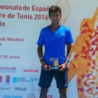 Nicolás Álvarez posa con su trofeo de subcampeón de España cadete-ECB
