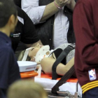 Ellie Day, con collarín, sale en camilla del estadio tras ser arrollada por LeBron James durante una jugada.-AP / JOHN KUNTZ