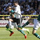 Adrián intenta escapar del marcaje de dos contrarios en un partido de la pasada temporada.-SANTI OTERO