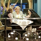 Helena Rakosnik, Pilar Rahola y Sor Lucía Caram, este lunes en un establecimiento de Barcelona.-EL PERIÓDICO
