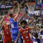 Zipser entra a canasta en el partido del pasado sábado frente al Murcia.-SANTI OTERO