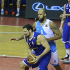 Poscic postea ante el jugador del Ourense Rowley en un partido de la pasada temporada.-RAÚL OCHOA