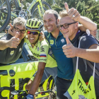 AlbertoContador celebra la victoria junto a Iván Basso (centro)y dos de sus auxiliares.-SANTI OTERO
