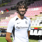 Carlos Martínez posa con la camiseta del Burgos CF, ayer.-ISRAEL L. MURILLO