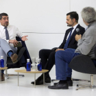 Pablo Lago (i.) y Raúl Fernández (c.) dialogaron en el MEH con Ernesto Escapa como presentador.-Raúl Ochoa
