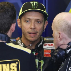 Valentino Rossi dialoga, en su boxe en Austin (EEUU), con su técnico de suspensiones y su ingeniero.-EFE / LARRY W. SMITH