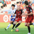 Guridi protege el balón en presencia de un jugador del Tenerife.-LALIGA