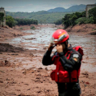 Bomberos en labores de busqueda y rescate por la rotura de represa en Brumadinho, Minas Gerais  Brasil.-EFE