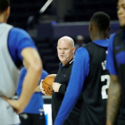 El entrenador del Orlando Magic  Steve Clifford  dirige a su equipo durante un entrenamiento en la Arena Ciudad de Mexico previo a su encuentro ante los Chicago Bulls en Ciudad de Mexico.-EFE