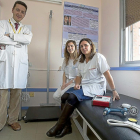 Daniel de Luis, responsable del proyecto, con las dietistas Beatriz de la Fuente y Olatz Izaola en el Hospital Clínico de Valladolid.-PHOTOGENIC