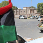 Fuerzas alineadas con el nuevo Gobierno de unidad avanzan por una carretera en Sirte, este viernes.-REUTERS