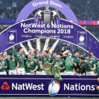 El equipo irlandés celebra el triunfo sobre Inglaterra que le dio el Grand Slam en el Seis Naciones.-/ EFE / WILL OLIVER