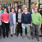 Los seis jóvenes posan con los representantes de BBVA y del Ayuntamiento.-Israel L. Murillo