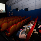 Un grupo de espectadores se dispone a disfrutar de una película en una de las salas de los cines Van Golem. ISRAEL L. MURILLO