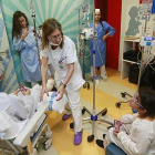 Poder ver una película mientras están ingresados permitirá que los niños se olviden por un rato de que están en un centro sanitario.-RAÚL G. OCHOA