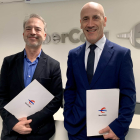 Mariano Saiz, presidente de Fundación LUCTARI, y Javier González, director provincial de Ibercaja en Burgos, firmaron el convenio de colaboración.