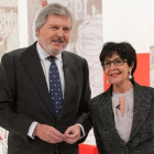 El ministro de Educación Méndez de Vigo y Concha Velasco, en el plató de 'Cine de barrio'.-RTVE