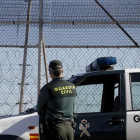Un guardia civil vigila la zona fronteriza de Marruecos con Melilla, en una imagen de archivo.-JOSE LUIS ROCA