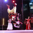 Un bailarín de Sri Lanka ejecuta una pirueta en mitad del escenario.-RAÚL G. OCHOA
