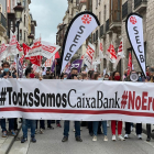 Los manifestantes llegaron a cortar la calle Santader en su protesta ante la sede territorial de Caixabank en Castilla y León en la Casa del Cordón. ECB
