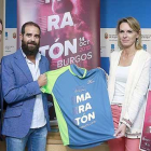 Representantes de la organización y del Ayuntamiento posan antes de la presentación.-RAÚL OCHOA