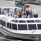 Un barco con partidarios de votar por la permanencia en la UE, incluyendo al cantante irlandés Bob Geldof (centro) navega por el Tamésis para contrarrestar a la flotilla del 'no', en Londres, el 15 de junio.-AFP / NIKLAS HALLEN