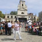 Varias personas  disfrutan de gastronetas y música en directo en una de las ediciones de Festival Tribu.-ISRAEL L. MURILLO