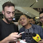 El periodista de 'BuzzFeed' Matt Stopera y su 'hermano Naranja', Li, en el aeropuerto de Jieyang, en la provincia china de Guangdong.-Foto: CHINA STRINGER NETWORK / REUTERS