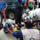Gabriel Marín dolorido después de la aparatosa caída que sufrió durante una etapa de la Vuelta a Costa Rica.-