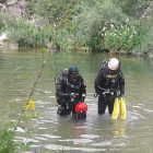 Dos efectivos del GEAS de la Guardia Civil inspeccionan el río con el objetivo de localizar el cuerpo del joven.-GUARDIA CIVIL