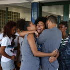 Bianca Alves (centro) es consolada tras conocer la muerte de su hermana, de 13 años, en Río de Janeiro, Brasil.-MARCELO SAYAO