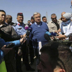 El secretario general de la ONU, António Gutterres (c) durante una visita a un campo de refugiados sirios de Zaatari en Jordania, este martes.-EFE