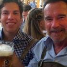 Schwarzenegger y su hijo Joseph Baena, en la fiesta de la cerveza de Múnich.-INSTAGRAM