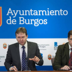 El alcalde, Javier Lacalle, y el concejal de Hacienda, Salvador de Foronda, ayer, en la rueda de prensa.-ICAL