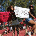 Hinchas femeninas, en Sao Paulo.-TWITTER / DIBRADORAS