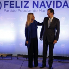Cristina Cifuentes y Mariano Rajoy, en un acto del PP de Madrid, en Torrejón de Ardoz.-EFE / JUAN CARLOS HIDALGO
