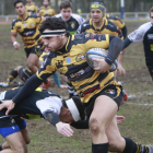 Jorge Fuente progresa en un lance del partido disputado ayer en San Amaro.-RAÚL OCHOA