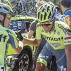 Alberto Contador recibe la felicitación de su compañero de filas en el Tinkoff Aleksei Tcatevich tras nada más enterarse que se había hecho con el triunfo en la Vuelta a Burgos 2016-Santi Otero