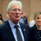 Richard Gere y su mujer, Alejandra Silva, durante su visita al Congreso, el pasado octubre, para asistir a un encuentro parlamentario junto a la Red de Apoyo a la Integracion Sociolaboral de  Fundacion Rais con la que ambos colaboran.-EFE / FERNANDO ALVARADO