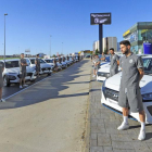 Los jugadores del Burgos posan con los 25 Hyundais cedidos por GJ Automotive.-ISRAEL L. MURILLO