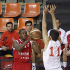 Brandon Gould busca línea de pase.-SANTI OTERO