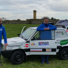 Luis Alonso posa con su compañero IñakiCalle junto alFiat Panda protagonista de esta aventura.-ECB