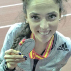 Celia Antón posa con la medalla de plata que consiguió en el Nacional absoluto del año pasado.-