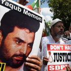 Unos manifestantes llevan una foto de Yakub Memon en una manifestación en la que piden que se suspenda su pena de muerte.-Foto: AFP / MONEY SHARMA