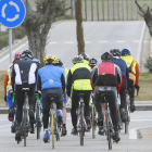 Un grupo de ciclistas pedalea por una carretera.-RAÚL G. OCHOA