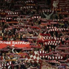 The Kop entona el 'You'll never walk alone'.-JORDI COTRINA