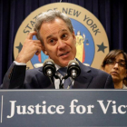 El fiscal general de Nueva York, Eric Schneiderman, durante la rueda de prensa en la que informó sobre la demanda federal contra Harvey Weinstein, el pasado febrero.-BRENDAN MCDERMID (REUTERS)